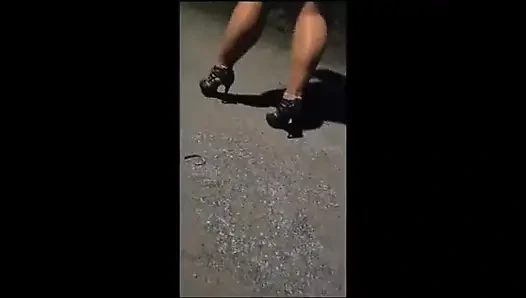 Ступни в нейлоновых колготках и чулках, ногами