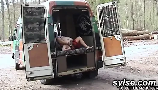 Она учится сосать на обочине