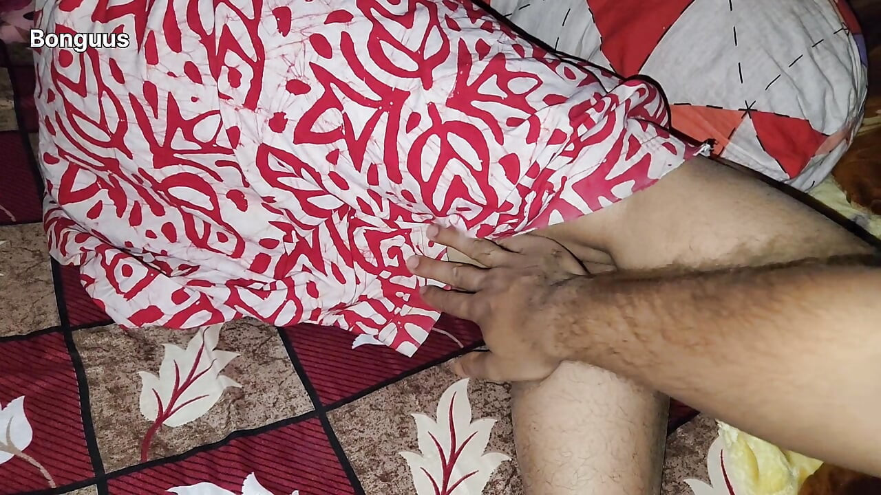 Erkundung der muschi meiner stiefmutter, die bett mit heißer MILF teilt