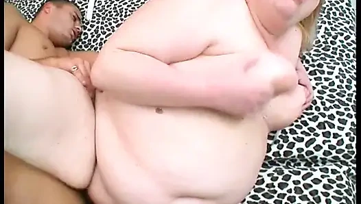 Толстушка сосет и трахается с большим хуем