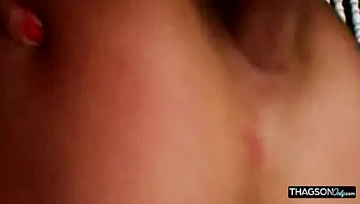 Tante sange ini lagi asik fingering memek bebasnya sampai muncrat banyak banget