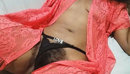 Hairy & babe memamerkan rasa percaya diri dengan daya pirang alami, chemistry yang kuat, dan energi sensual yang amatir