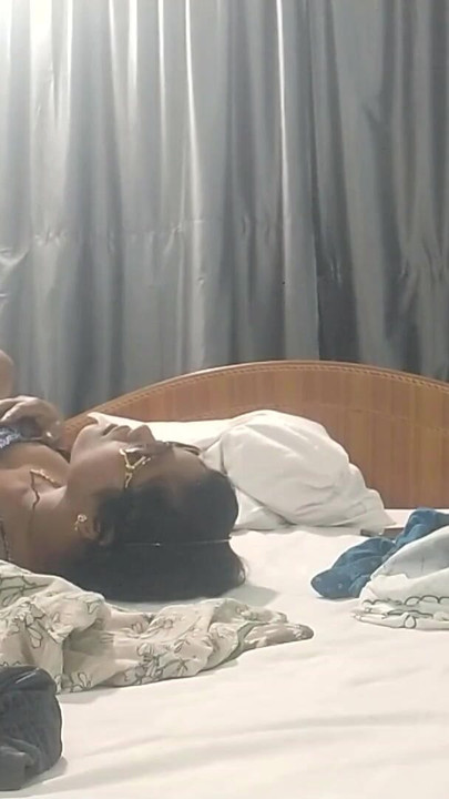 Pelakon selebriti Tamil comel dikongkek pengarah lucah dengan semua sudut secara rahsia merakam pada kamera | Klip 2