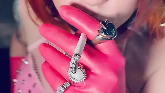 Süß in pink! Tina Snua gekleidet in rosa latexhandschuhen raucht eine Korken zigarette - Snap Inhales Drift Rauch OMI OME dangles