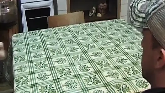 Cewek nakal perancis dientot dua kontol di seks threesome