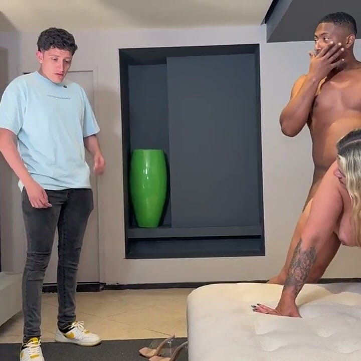 A Hot Mature MILF Gets Penetrated by Two Men at the Same Time - DP