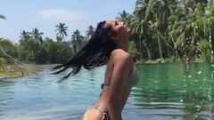 Padma laskshmi basah dengan bikini, klip pendek