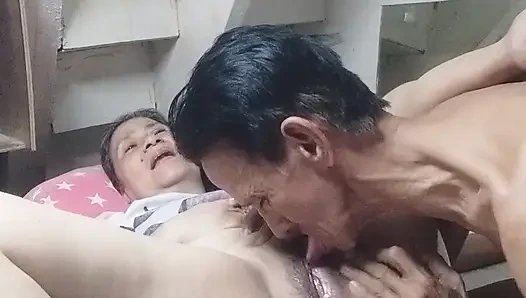 Она соблазняет меня всегда чем лижет ее киску