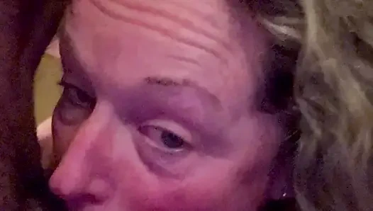 Нижняя грязная зрелая блондинка обожает раком