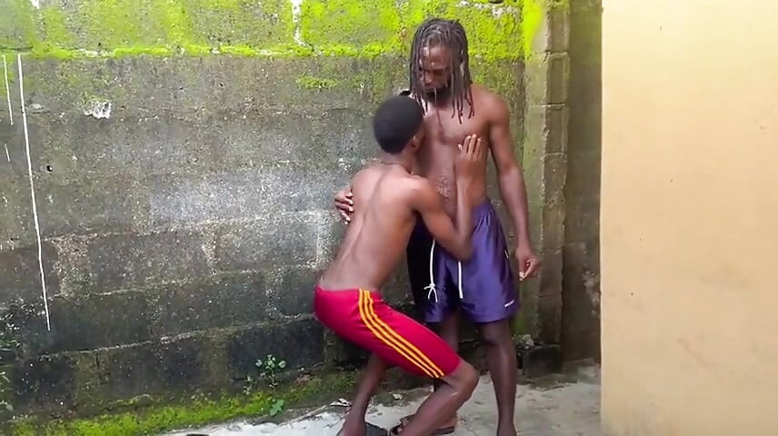 Gali di depan pintu gerbangku gara-gara nggak mematuhiku