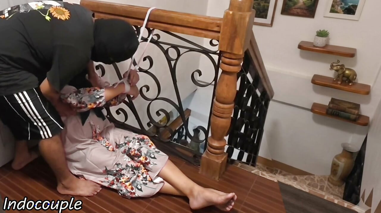 ヒジャブの妻が他の男と浮気しているところを目撃