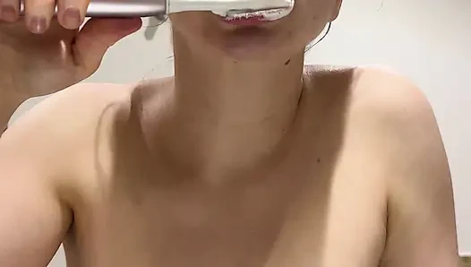 Diş teli genç diş fırçalıyor