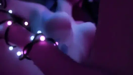 Татуированная синеволосая девушка в оргазмической миссионерской позе!