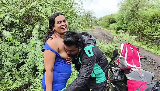 Tante seksi india dengan gaun seksi lagi asik nyepong kontol di hutan