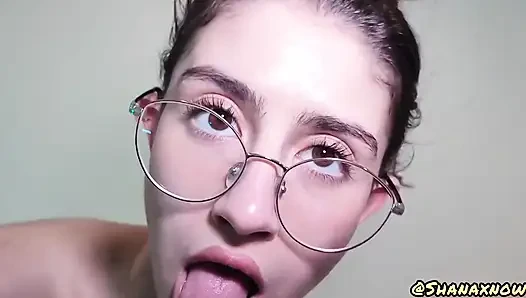 Cewek toket berlumur minyak dan pantat montok lagi asik twerking