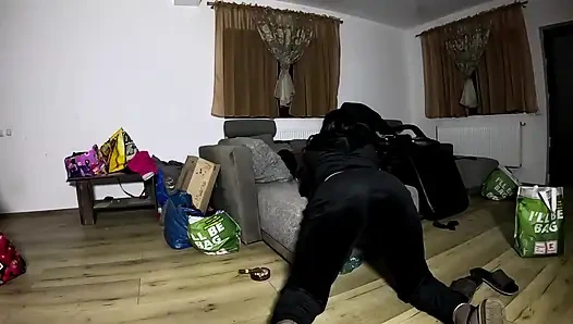 Kadife eşofman azdırma - sigara içme, büyük memeler ve siyah tanga teşhiri