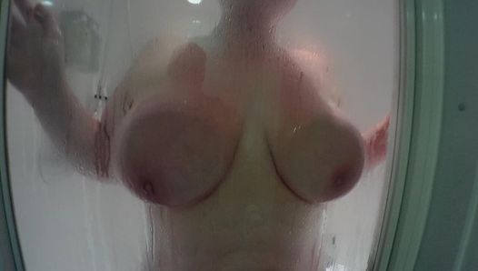 Une MILF à forte poitrine espionnée sous la douche en train de savonner mes gros nichons