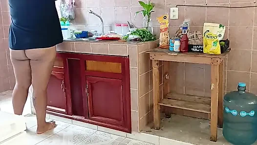 Tombul üvey anne mutfağı yıkıyor ve temiziyor