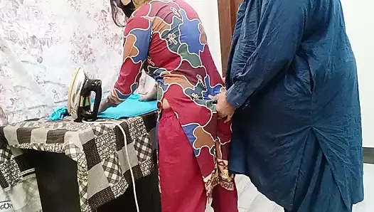 德西巴基��斯坦美丽的女仆在铁桌上性交