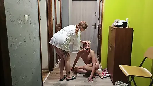 Femdom Und Urinieren. Ein Toilettensklave Isst Müsli Mit Urin Und Trinkt Urin.