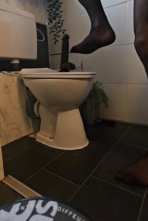 Sissy u čarapama jaše dildo, dio 1