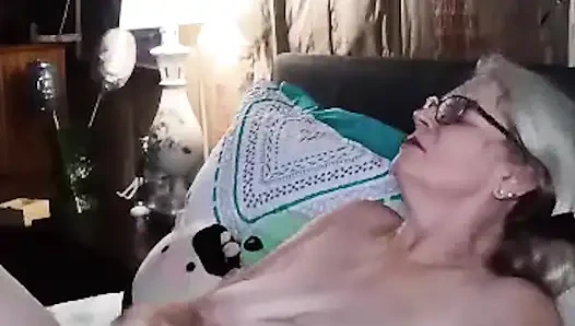 Seksi iri güzel kadın çıplak yoga yapıyor ve sonra boşalıyor!