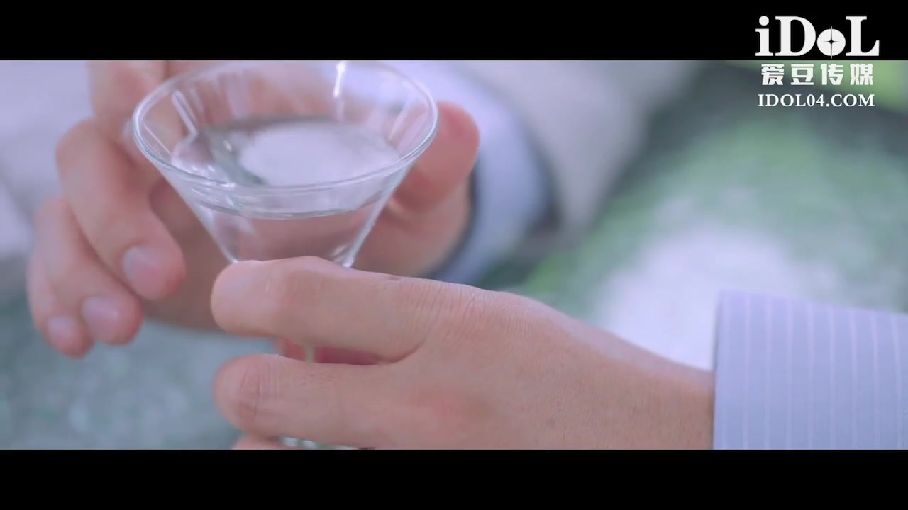 热辣性爱 - 丰满的亚洲素人在下班后享受性爱