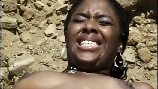 Seksi büyük memeli siyah amcık plajda büyük siyah yarağı emiyor