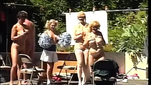 Adamlarla seks partisi ve olgunlar açık havada sert sikişiyor ve yarak emiyor