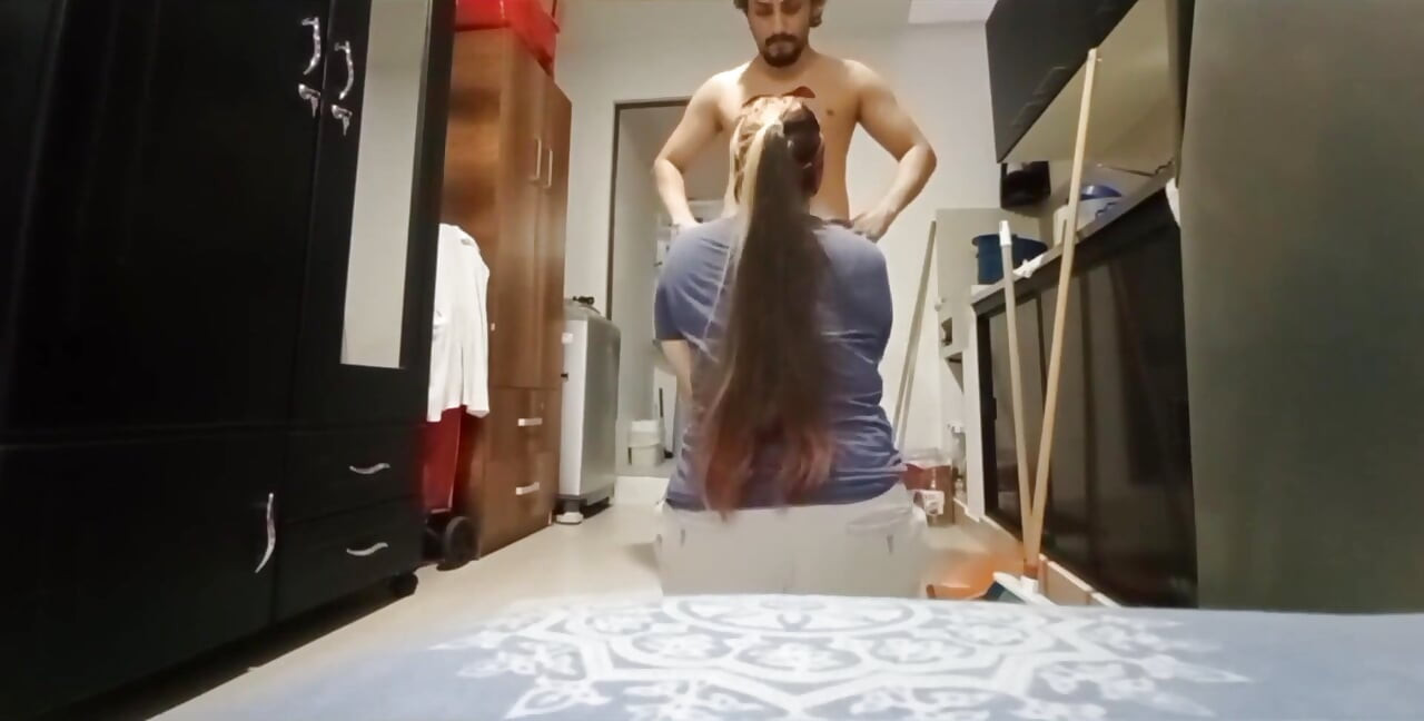 avishvasniy! meri sauteli aanti us samay ghar men aaee jab vah nagn hokar toylet kar rahi thi aur jaal men phans gee