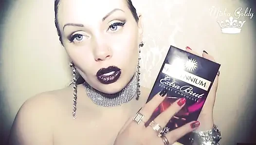 Bibir glittery cokelat dan makan cokelat seksi