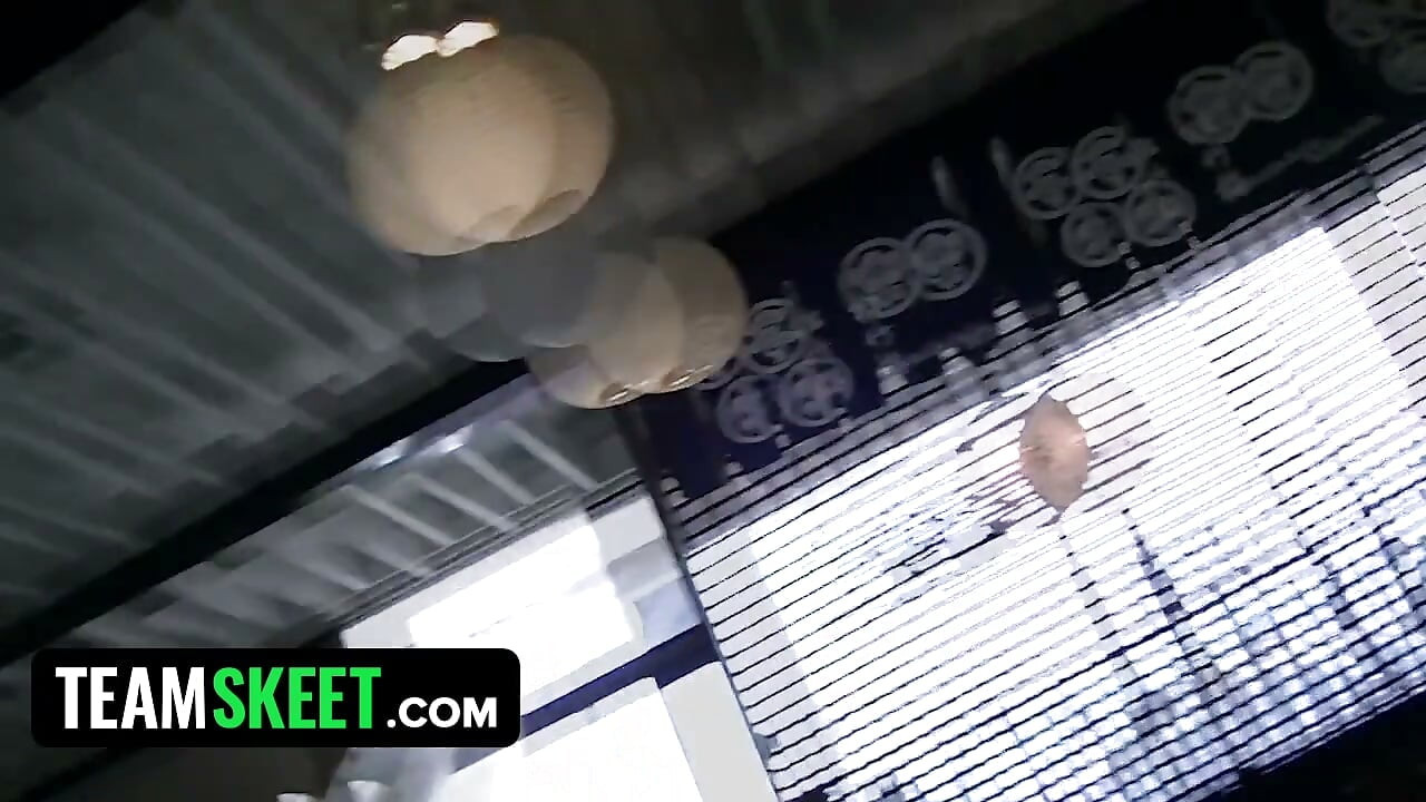 欲情した金髪のステイシー・ジャックスがマンコを拡張される