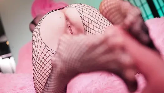 Süße in netzstrümpfen macht einen footjob mit fickmaschine