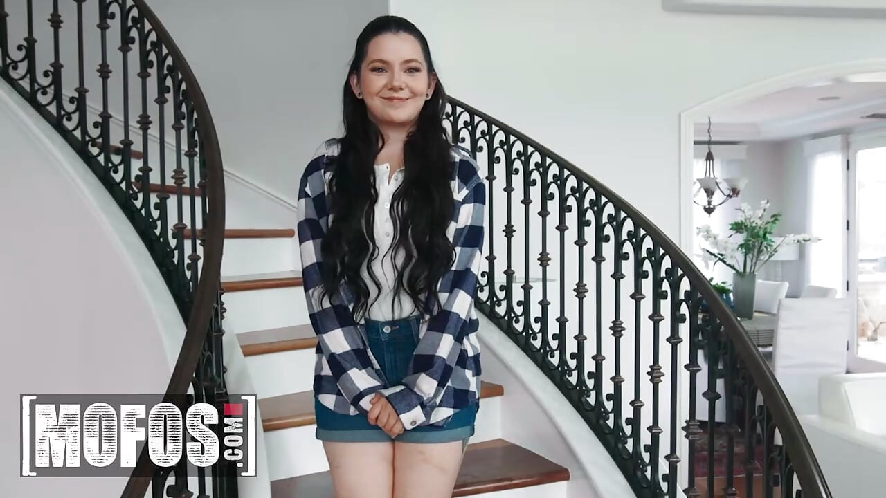 Mofos - 抽烟的热辣Lily Thot的淫荡忏悔随着她被深深地性交和中出而结束