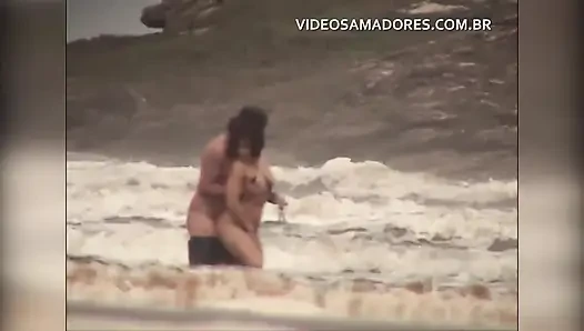 Pasangan tak malu berhubungan seks di laut dangkal
