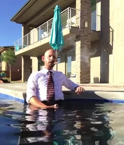 Wichsen und rauchen im Pool