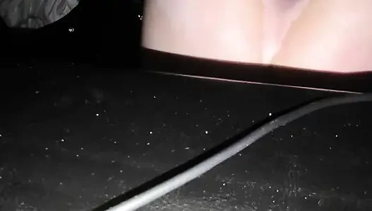 Sert evli kadın yüksek sesle inliyor
