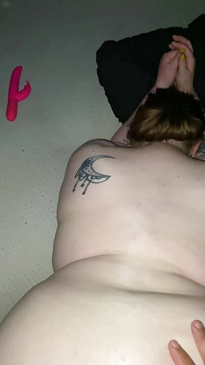 Blanke vrouw wordt geneukt met buttplug in haar kont door een Mexicaanse echtgenoot