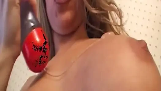 Yağlanmış hatun mor dildosunu derinden kaydırıyor