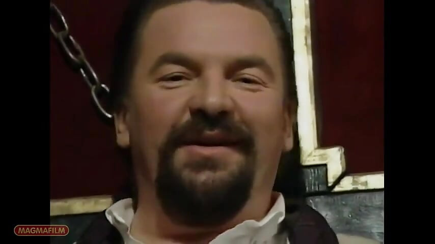 Pelayan menggoda bermain dengan pengunjung kastil