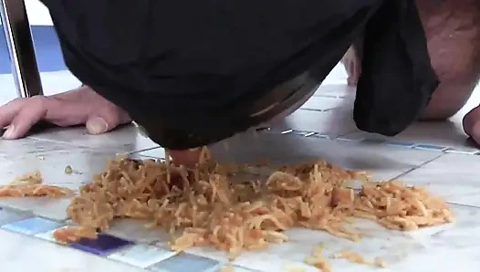 Чернокожая заказала спагетти