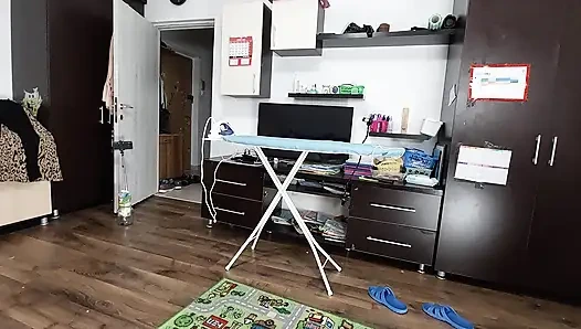 Sexy brünette, die nackte hausarbeiten macht.