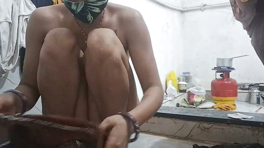 Viral video of Desi Bhabhi taking bath