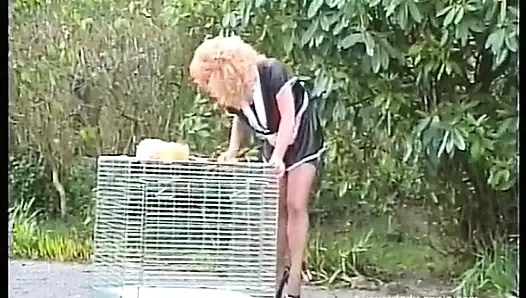 Молодая французская горничная на улице