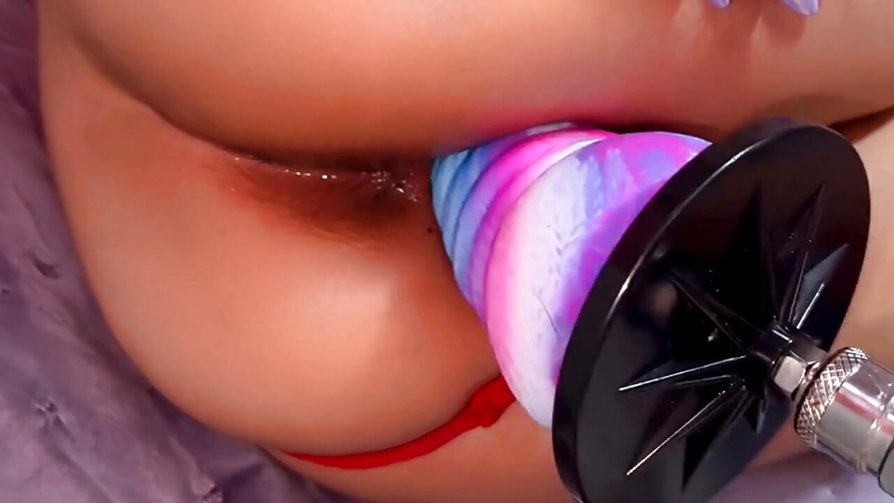 Oh dios que delicioso se siente tener este consolador atrapado en mi coño rosa y apretado