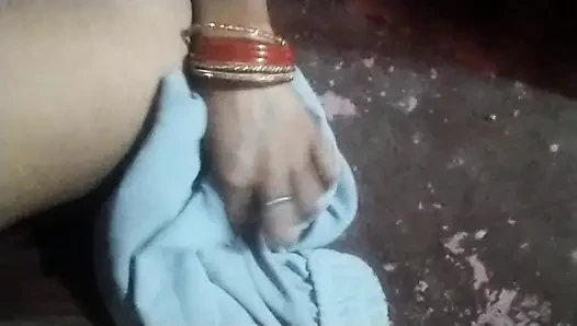 Simran bhabhi masturbasi dengan suami dan istri