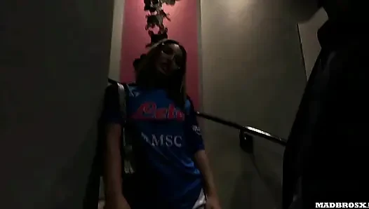 Napoli'li İtalyan hayran erkek arkadaşını aldatıyor ve özür dilemesi için götünü siktirmeyi kabul !!