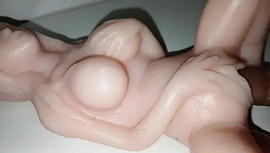 Mini seks bebeği büyük parmaklar tarafından sikiliyor