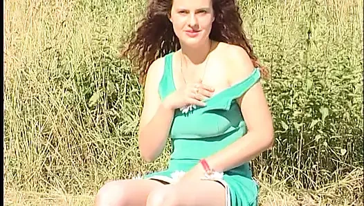 Büyük memeli kızıl saçlı genç kız açık havada elbisesini kaldırıyor