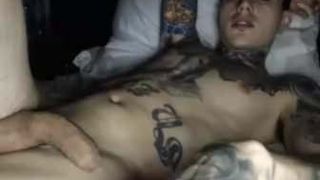 Sängerin Gabriel Malvado zeigt Tattoo Homosexuell großes Schwanzloch